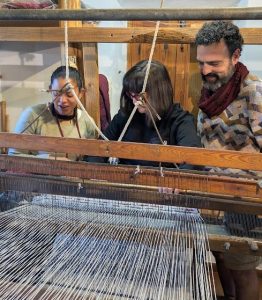 tejiendo una jarapa en los dias Europeos de la Artesania