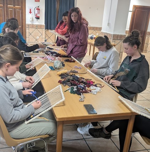 Tejiendo un tapiz en los dias Europeos de la artesania en Bubión La Alpujarra