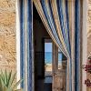 cortina mosquitera de tiras de jarapa en tonos azul con beige